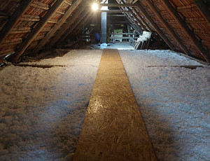 Zateplení stropu rodinného domu pomocí foukané izolace